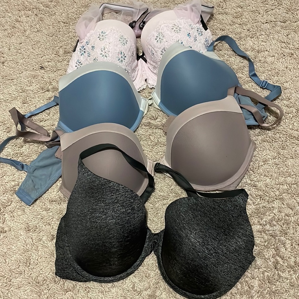 Four Victoria’s Secret 34DD bras